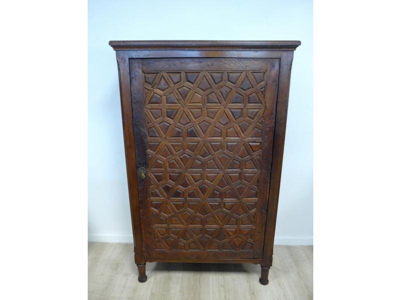 ARMOIRE en chêne ouvrant par une porte sculptée...
