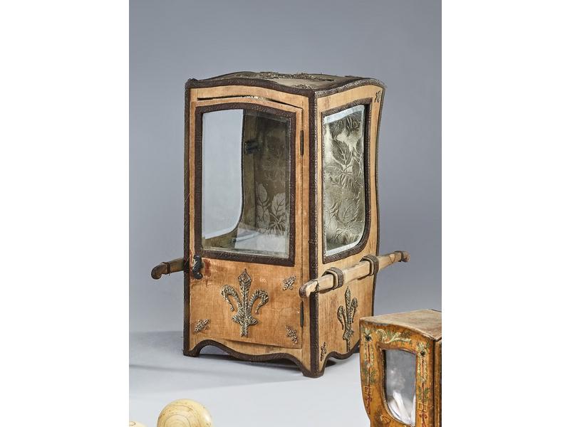 PETITE VITRINE en forme de chaise à porteurs...
