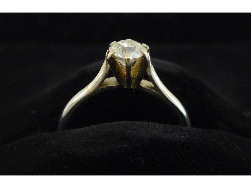 BAGUE en or blanc (750) sertie d'un diamant...