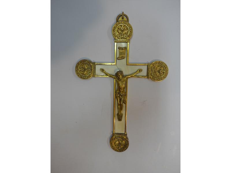 CRUCIFIX en bronze ciselé et croix à fond...