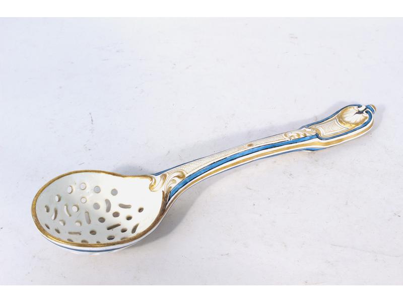 CUILLERE A SAUPOUDRER en porcelaine émaillée...