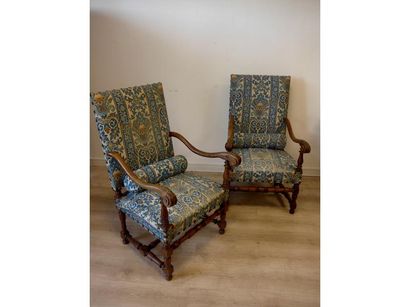 PAIRE DE FAUTEUILS en noyer sculpté, accotoirs...