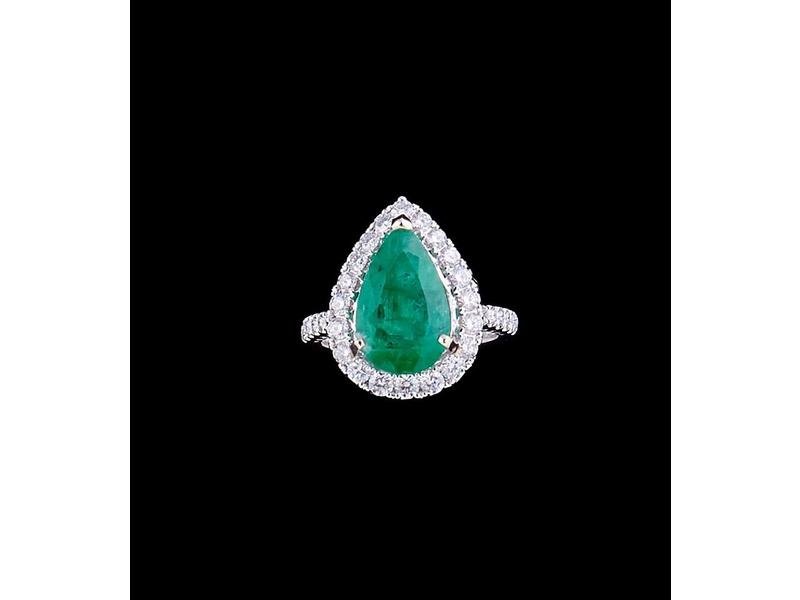 BAGUE en or gris (750) sertie d'une émeuraude...