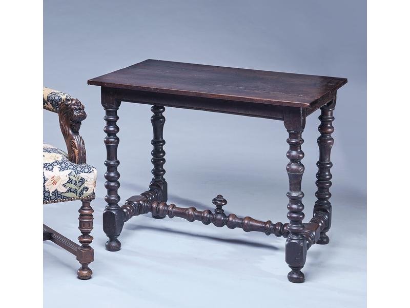 PETITE TABLE en noyer teinté tourné, pieds...