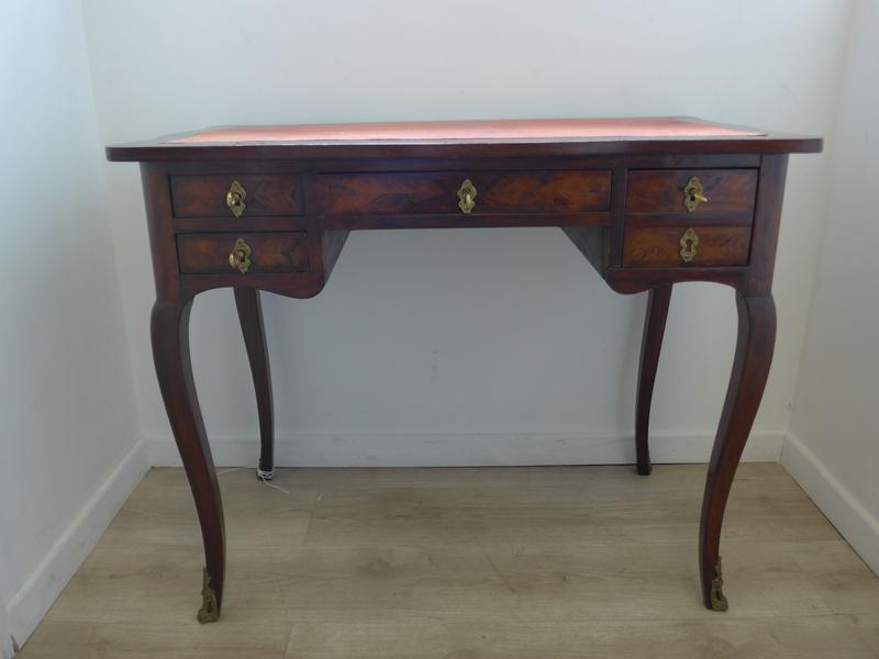 PETIT BUREAU rectangulaire à plateau chantourné,...