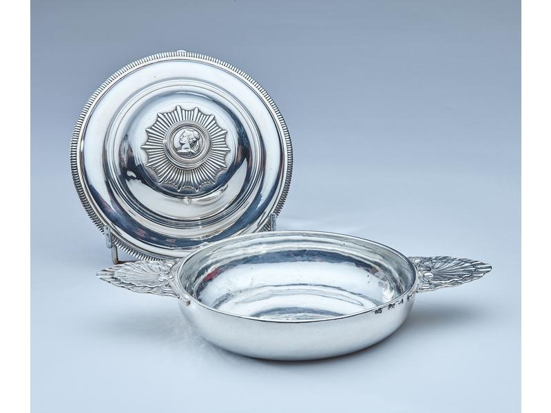 ECUELLE ET SON COUVERCLE en argent, les oreilles...