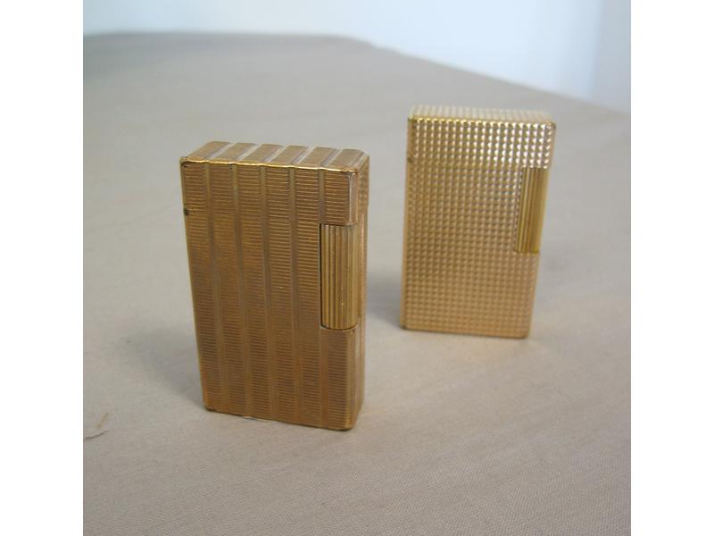 DUPONT, DEUX BRIQUETS palqué or guillochés,...