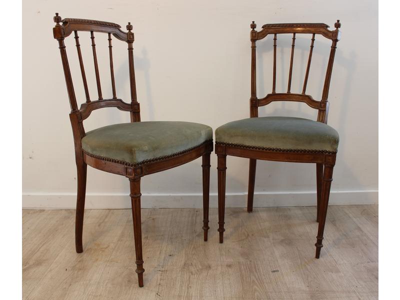 PAIRE DE CHAISES en chêne sculpté à dossier...