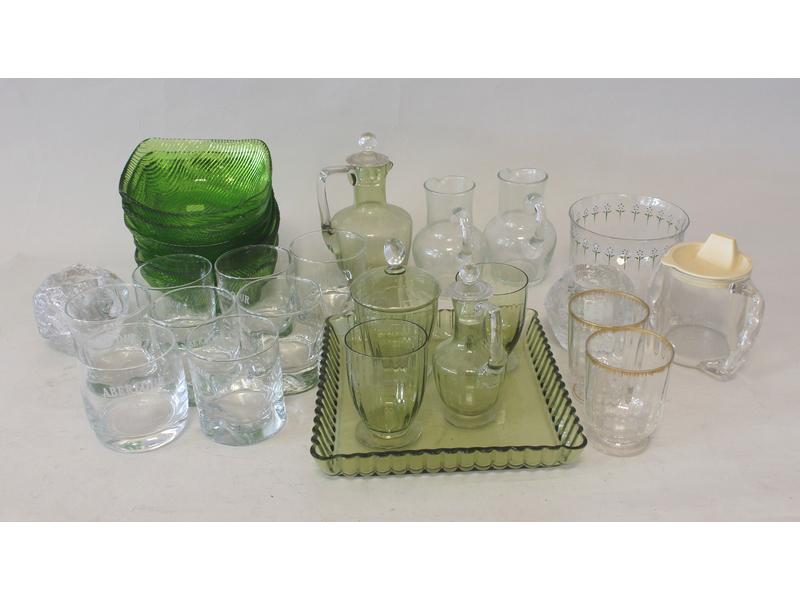LOT EN VERRE vert comprenant SEPT COUPELLES,...