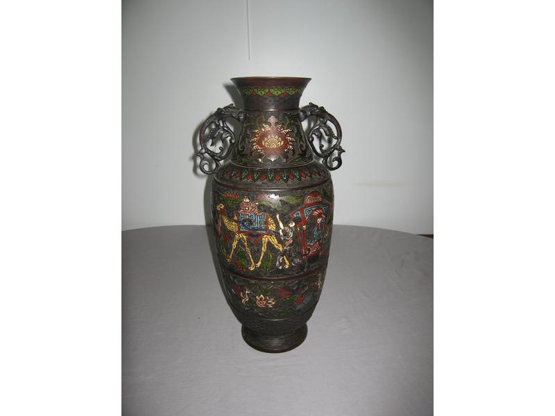 VASE balustre en bronze patiné à décor d'émaux...