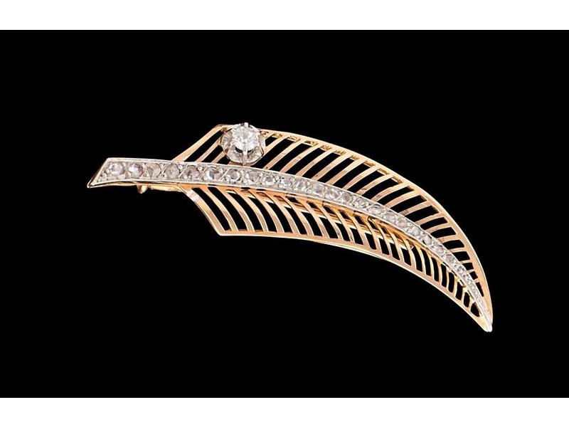 BROCHE en or jaune (750) en forme de plume...