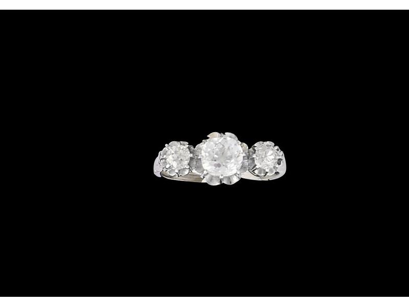 BAGUE en platine et or gris (750) sertie...