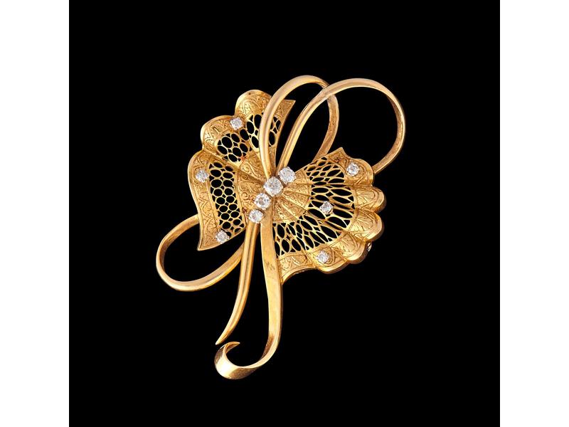 BROCHE en or jaune (750) à motif stylisé...