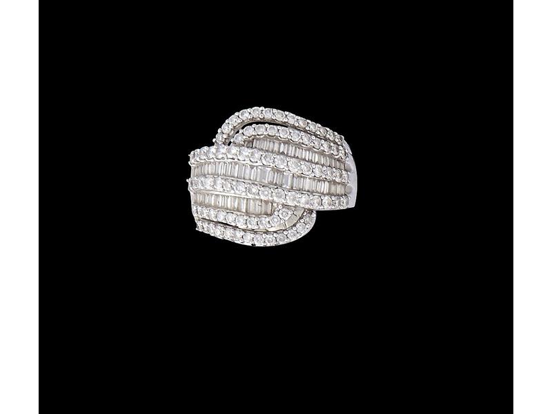 BAGUE en or blanc sertie d'une vague de diamants...
