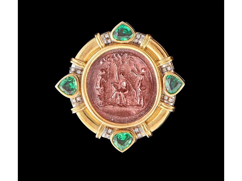 BROCHE ovale en or jaune (750), ornée au...