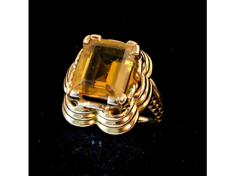 BAGUE en or jaune (750) à chaton polylobé...