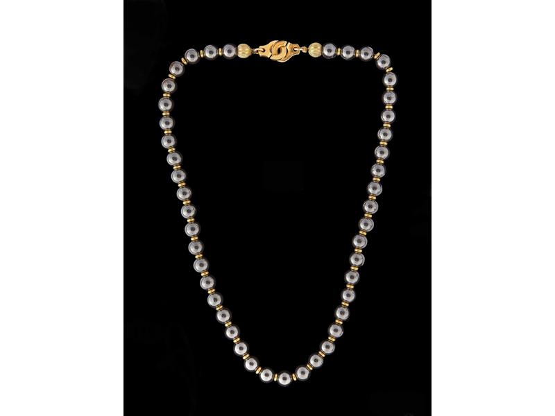 COLLIER en or jaune (750) et perles grises...