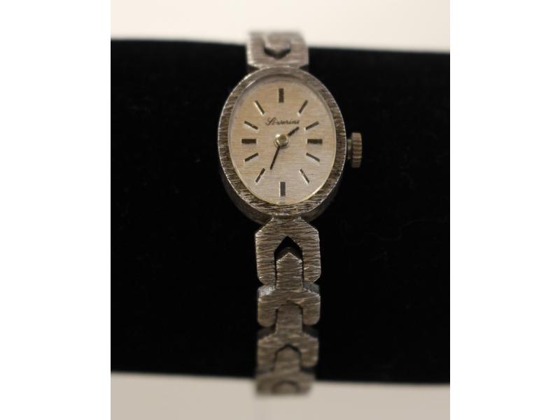 MONTRE FINE DE DAME en argent mat, cadran...