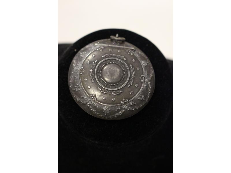 POUDRIER PENDENTIF en argent à décor de guirlandes...