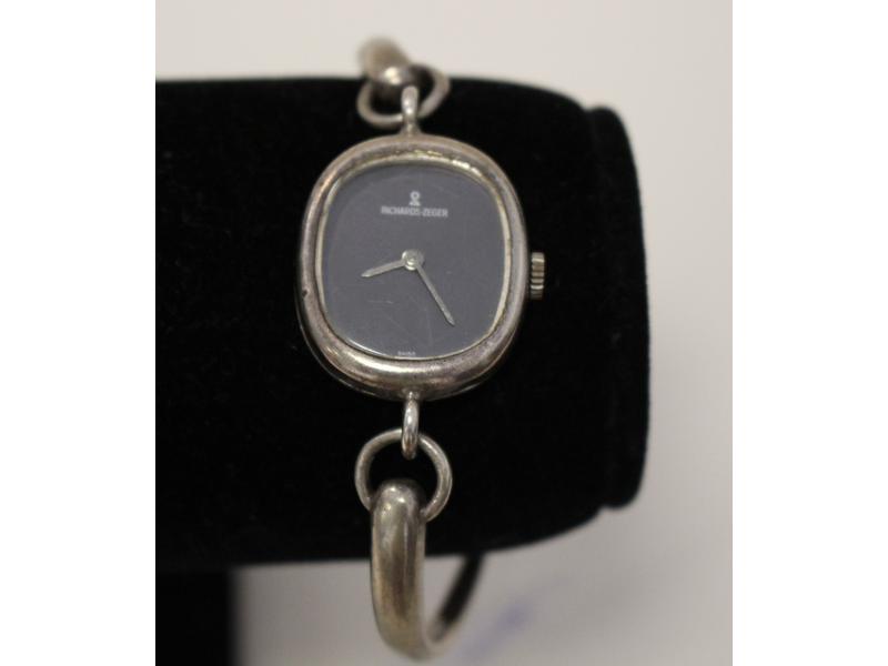 MONTRE DE DAME en argent à bracelet jonc...