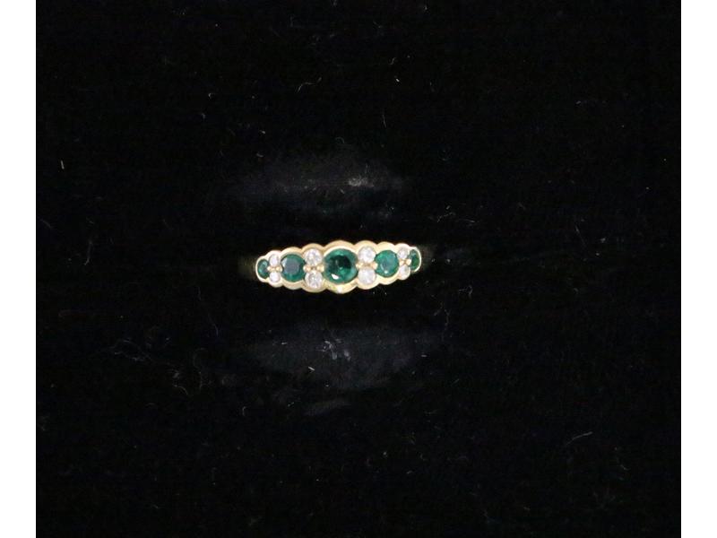 BAGUE jonc en or jaune (750) sertie de petites...