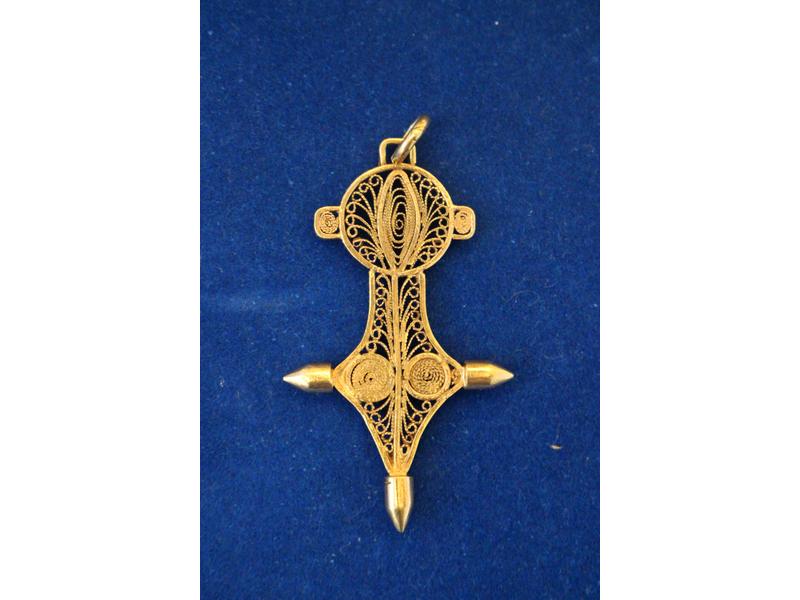 PENDENTIF en or jaune (750) filigrané à motif...