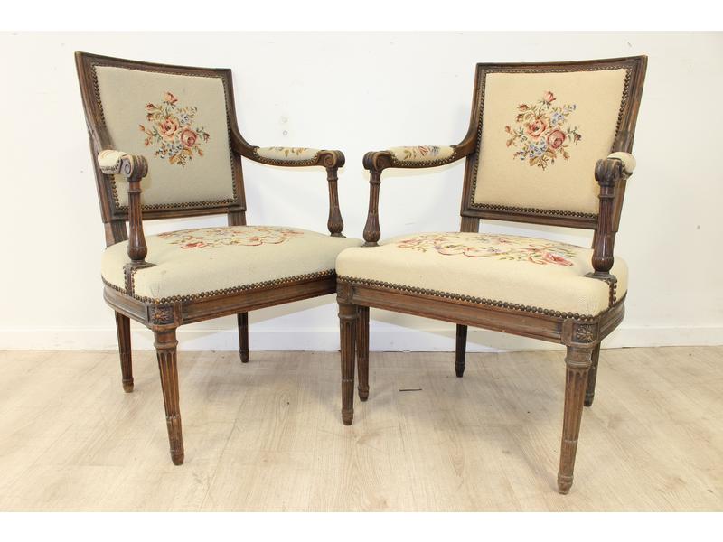 PAIRE DE FAUTEUILS en hêtre mouluré et s...