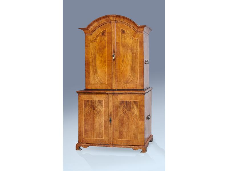 BUFFET DEUX CORPS, en placage de noyer blond...