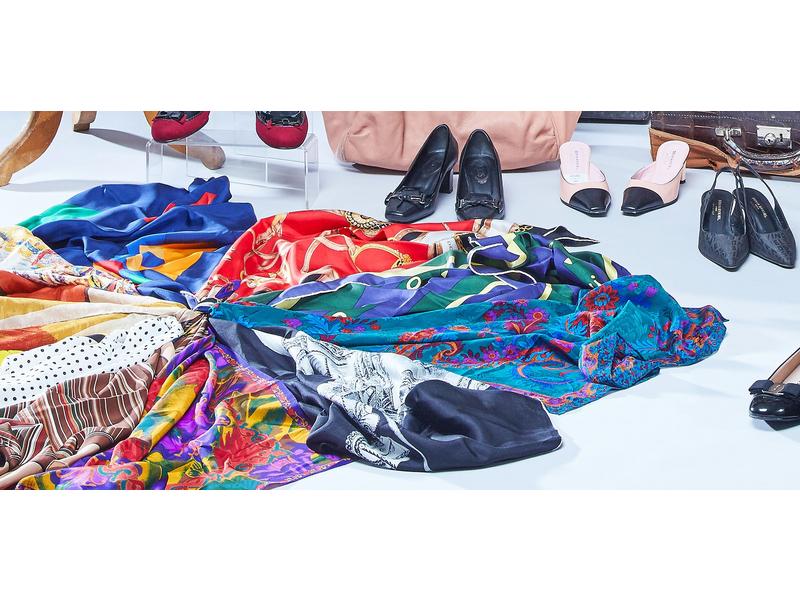 LOT DE CINQ FOULARDS en soie,  de tailles...