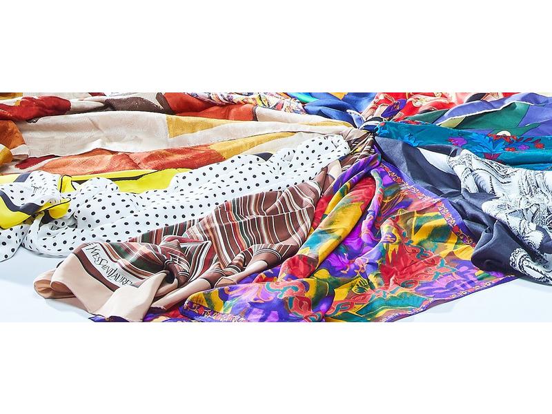 LOT DE QUATRE FOULARDS ET ECHARPE en soie,...