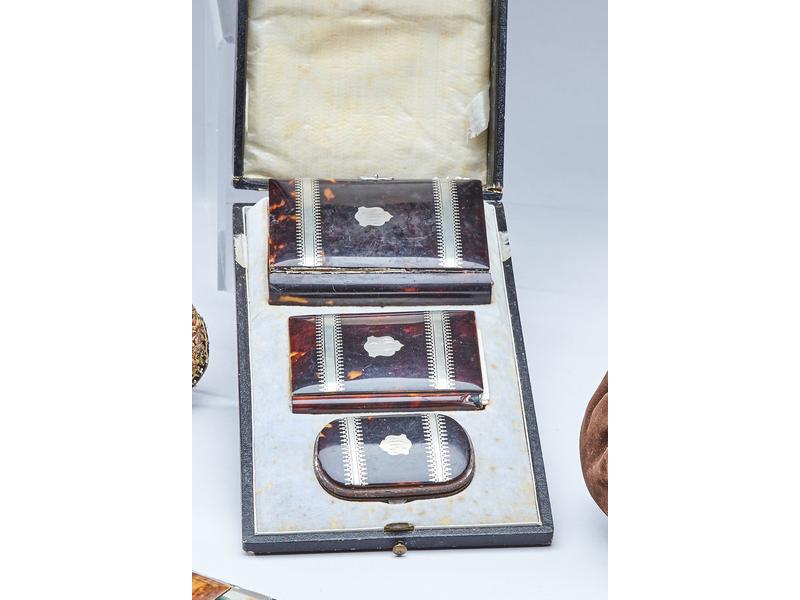 COFFRET DE FEMME en écaille comprenant un...