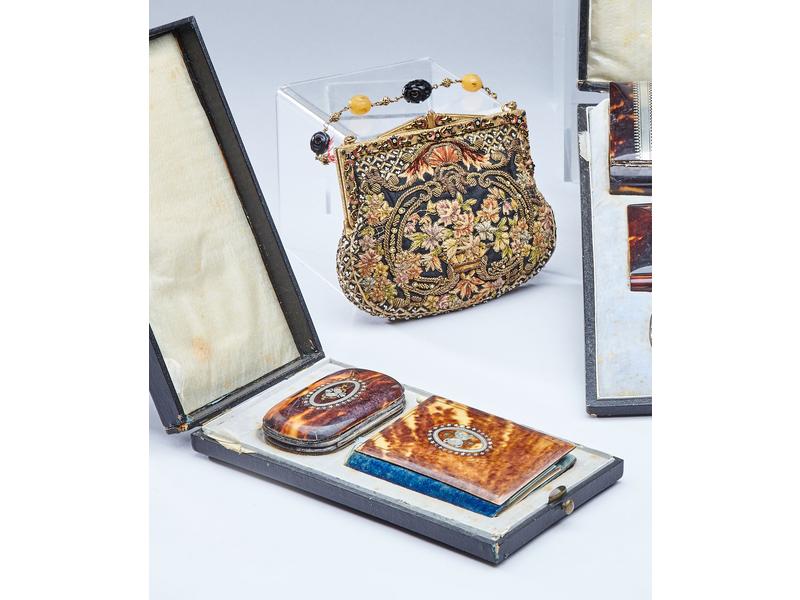 COFFRET comprenant un PETIT PORTE-MONNAIES...