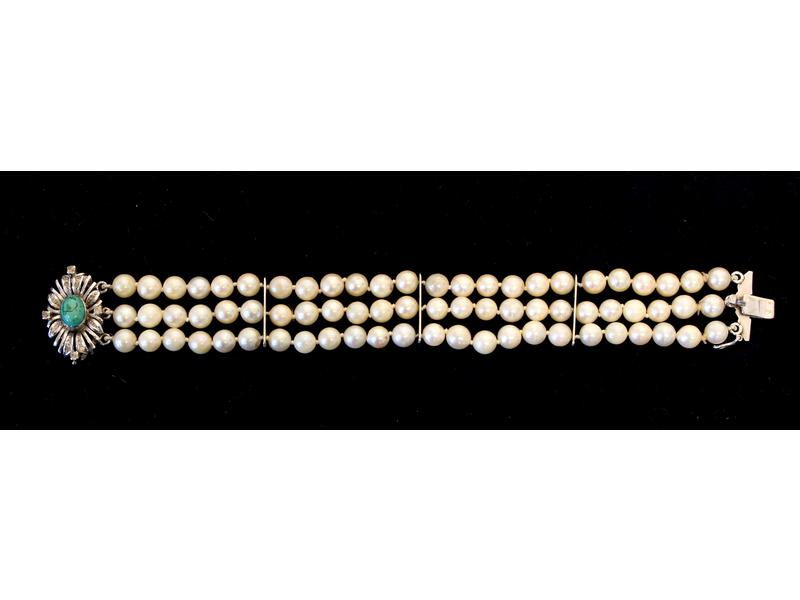 BRACELET à trois rangs de perles de culture...