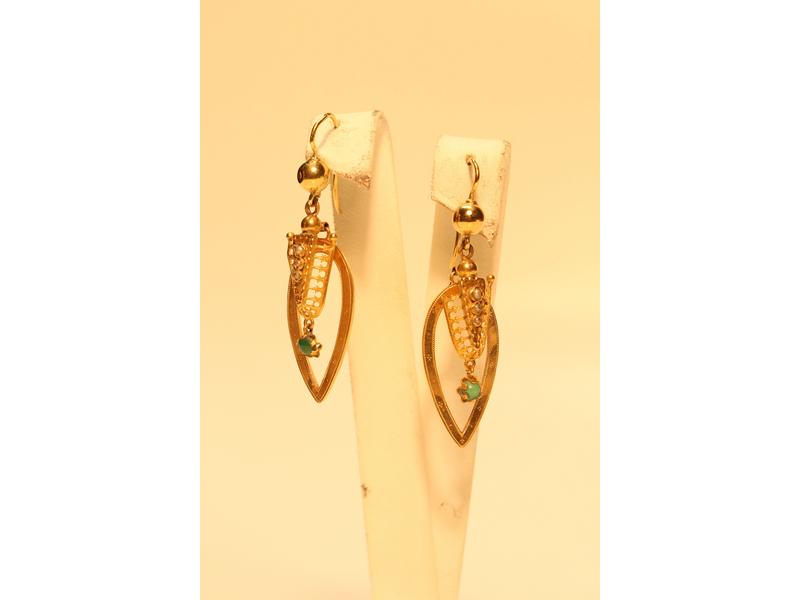 PAIRE DE PENDANTS d'oreilles en or jaune...