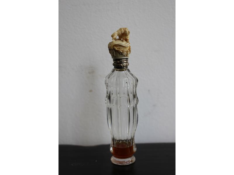 PETIT FLACON DE PARFUM en cristal taillé,...