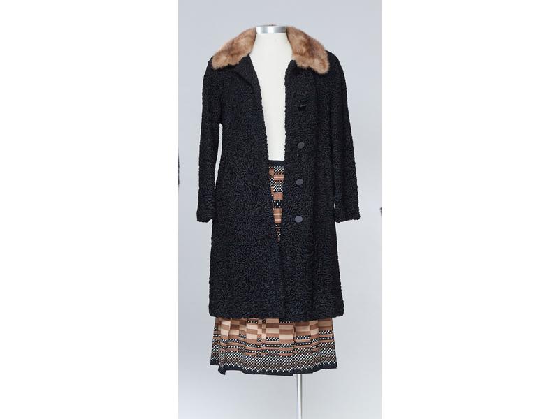 MANTEAU cintré en astrakan noir à col en...
