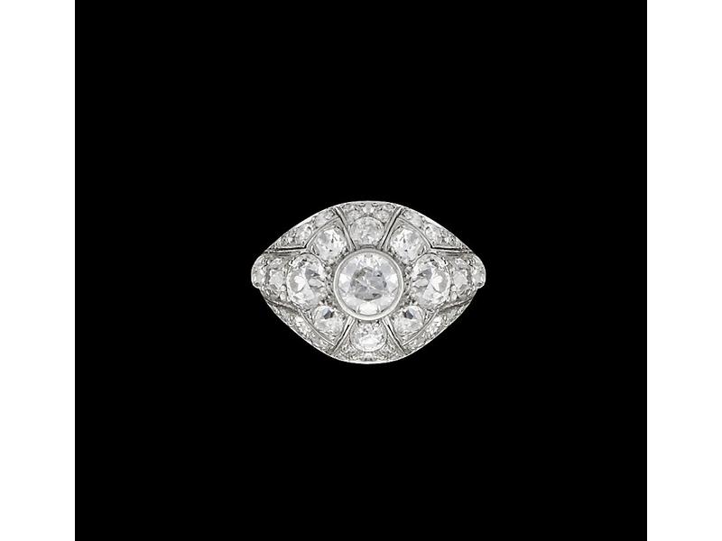 BAGUE dôme en platine sertie d'un diamant...