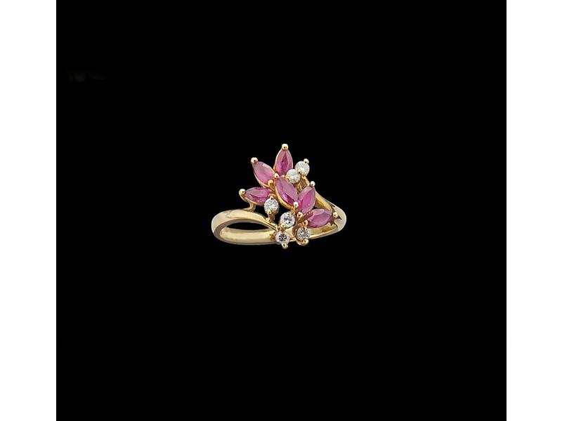 BAGUE en or jaune (750) sertie d'une fleur,...