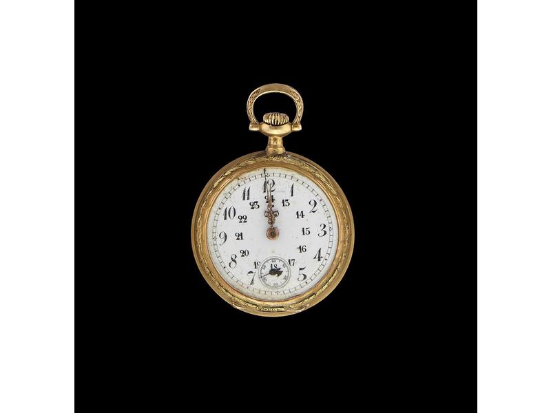 MONTRE DE COL en or jaune (750), à dos finement...