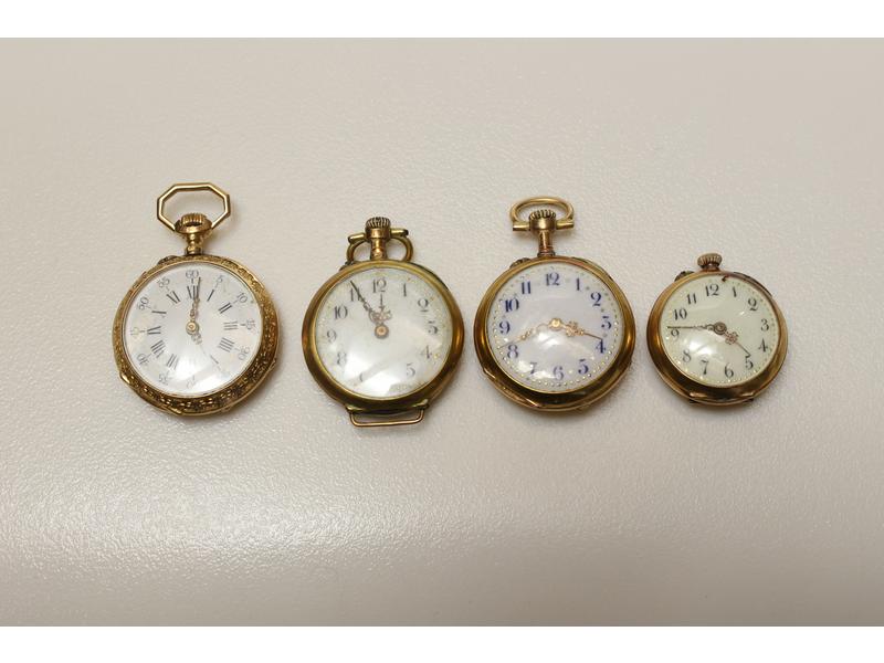 QUATRE MONTRES DE COL en or jaune (750),...