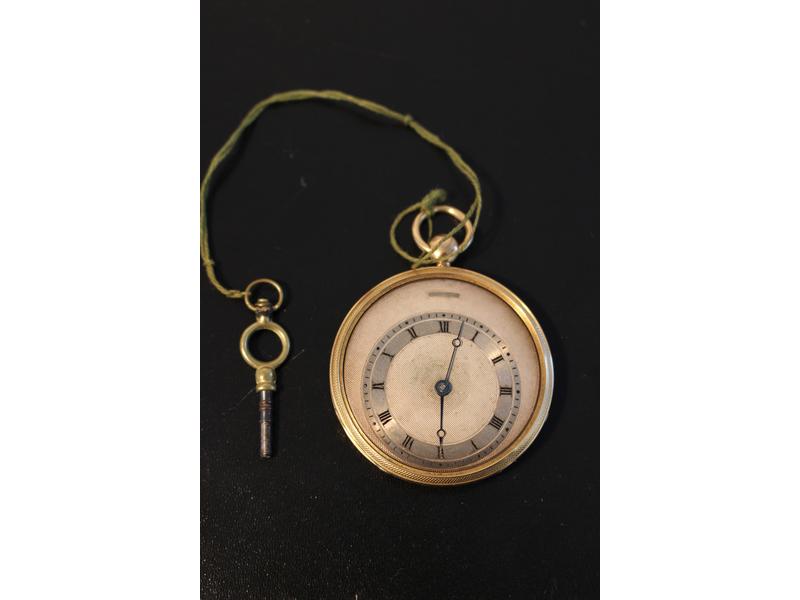 MONTRE DE COL extraplate en or jaune (750),...