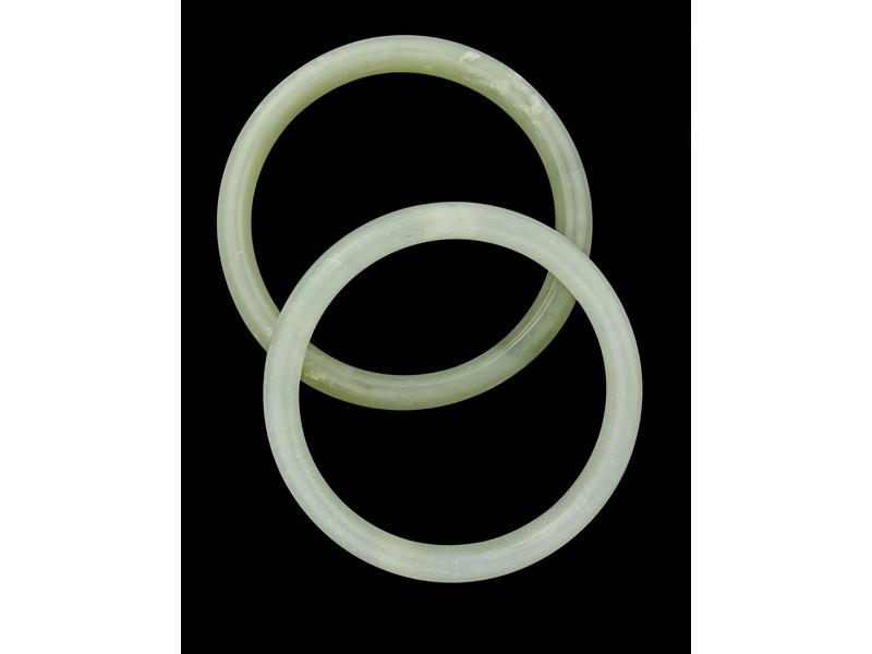 DEUX BRACELETS joncs en jade vert, dans un...