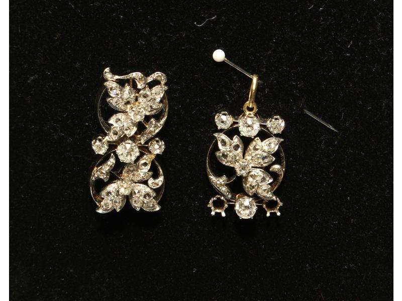 BROCHE ET PENDENTIF en ors gris et jaune...