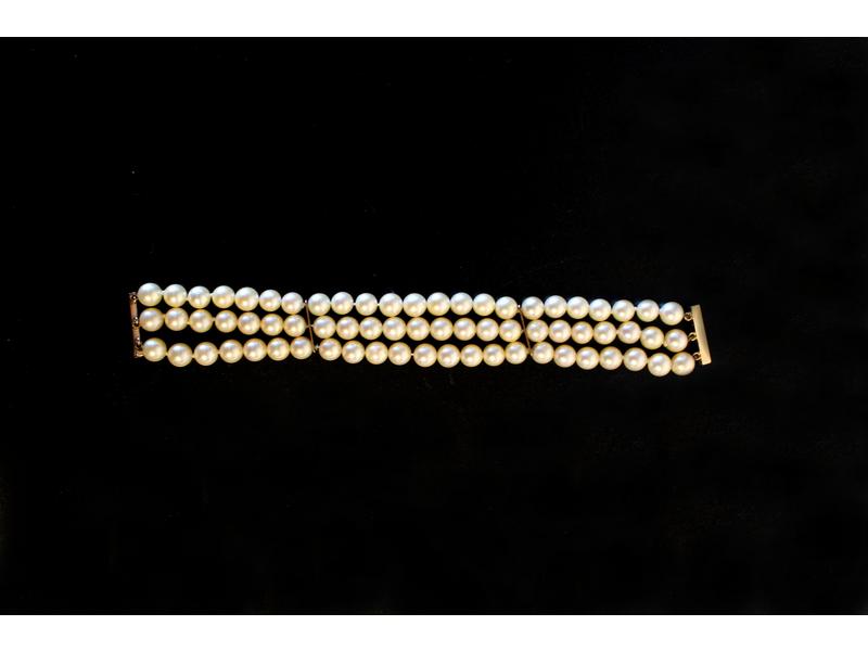 BRACELET à trois rangs de perles de culture,...