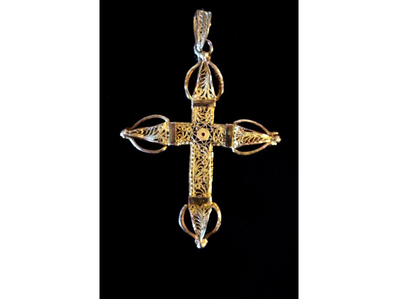 CROIX en or jaune filigrané (375) sertie...