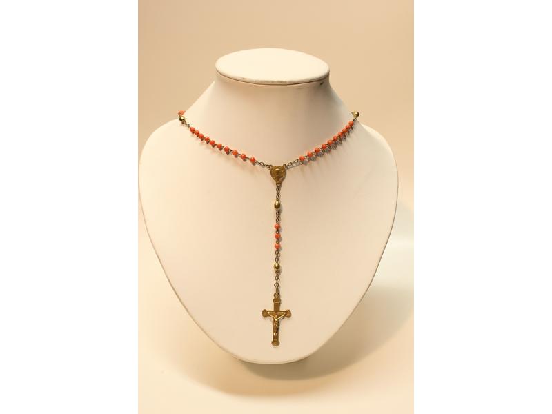 CHAPELET en corail et métal doré.