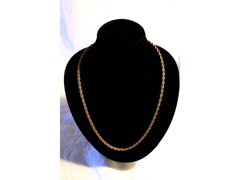 COLLIER en métal doré tréssé.