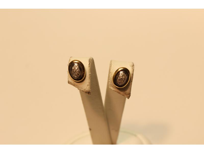 PAIRE DE BOUTONS D'OREILLES ovales, en or...