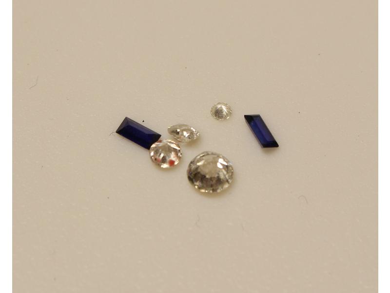 QUATRE PETITS DIAMANTS tailles brillant et...