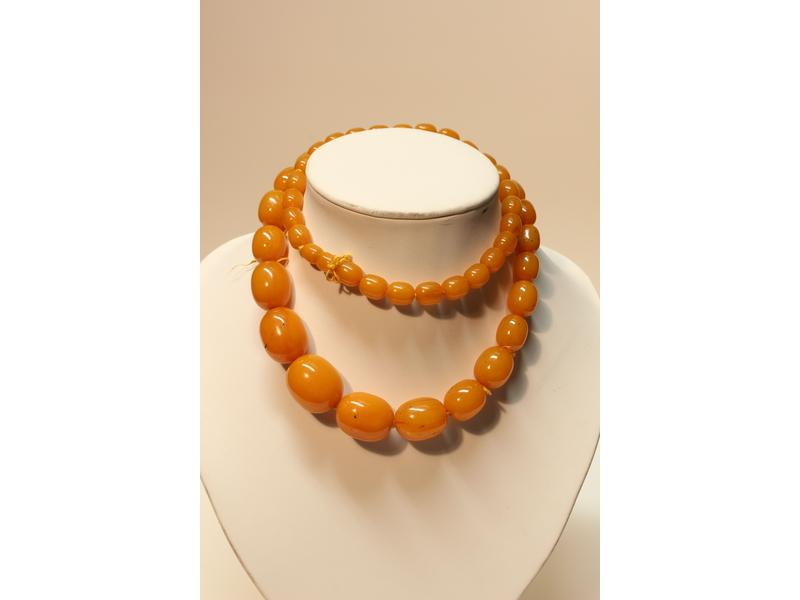 COLLIER en perles d'ambre en chute.